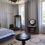Dordogne Chateau With Pool & Garden Sleeps 14 Casa de Férias Brantome en Perigord