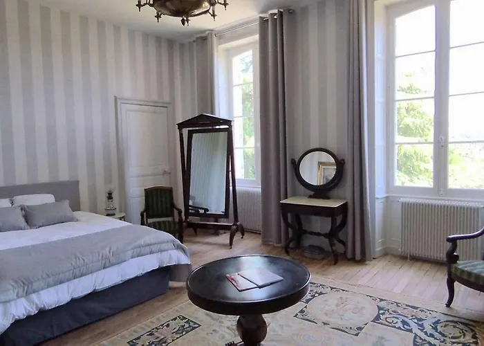 Dordogne Chateau With Pool & Garden Sleeps 14 Dom wakacyjny Bourdeilles